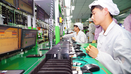 走進(jìn)小米富士康工廠 探秘小米9從無到有的整個(gè)過程